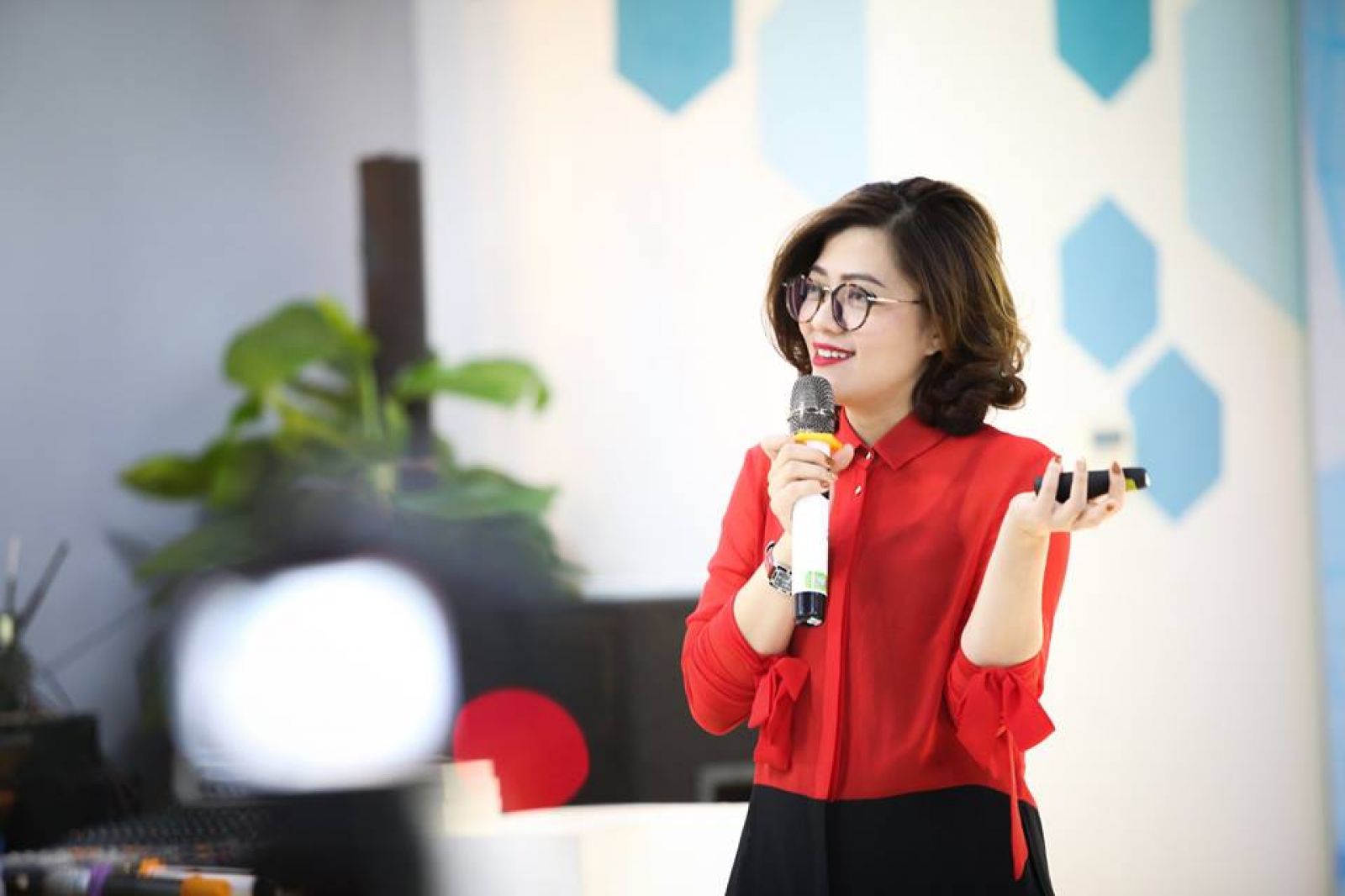 Bà Trương Lý Hoàng Phi - Giám đốc Trung tâm Hỗ trợ thanh niên khởi nghiệp (BSSC) đã chính thức phát động cuộc thi Startup Wheel.